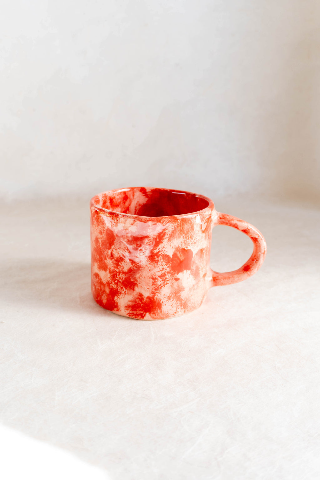 Tazza da latte rossa e rosa
