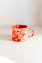 Tazza da latte rossa e rosa