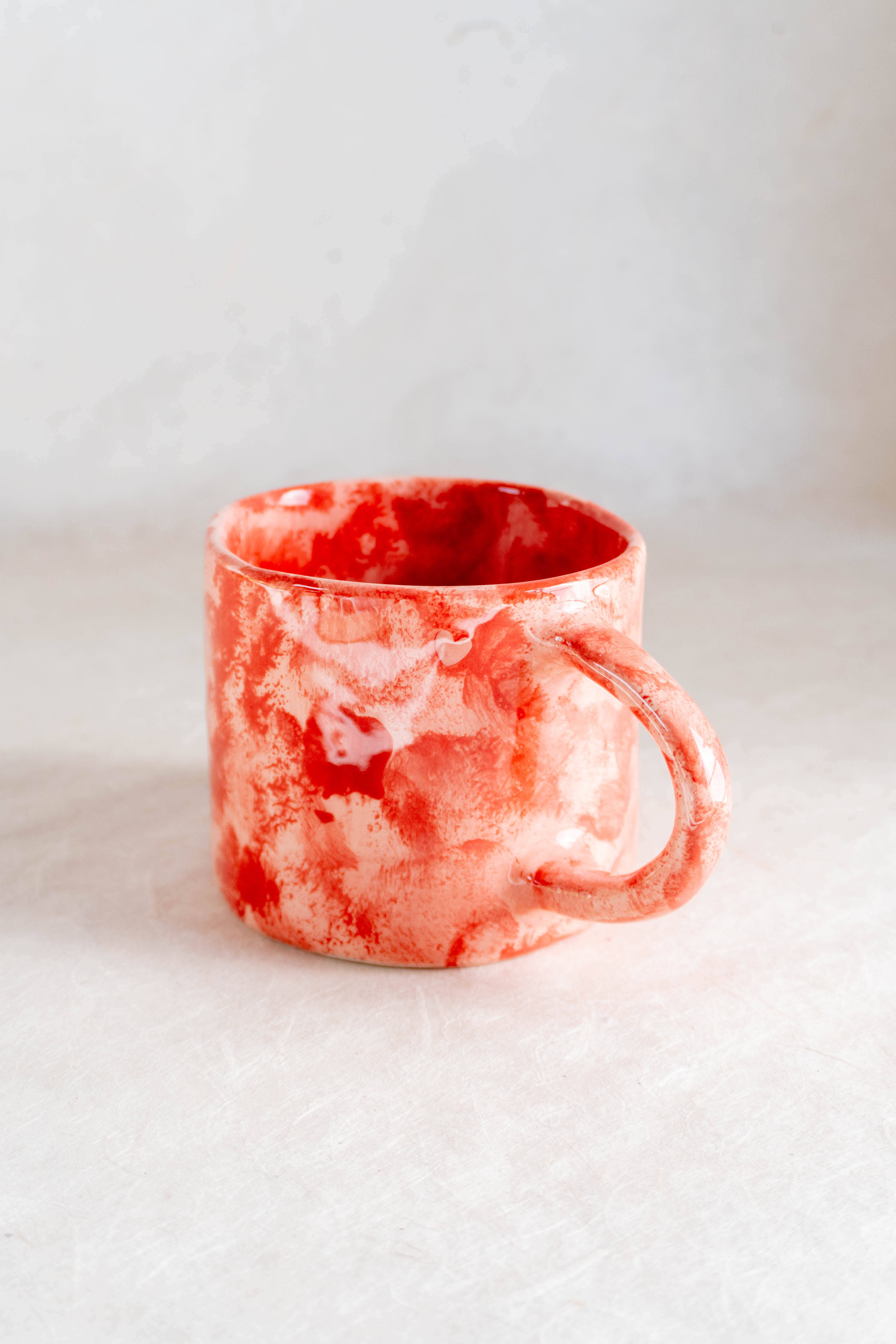 Tazza da latte rossa e rosa