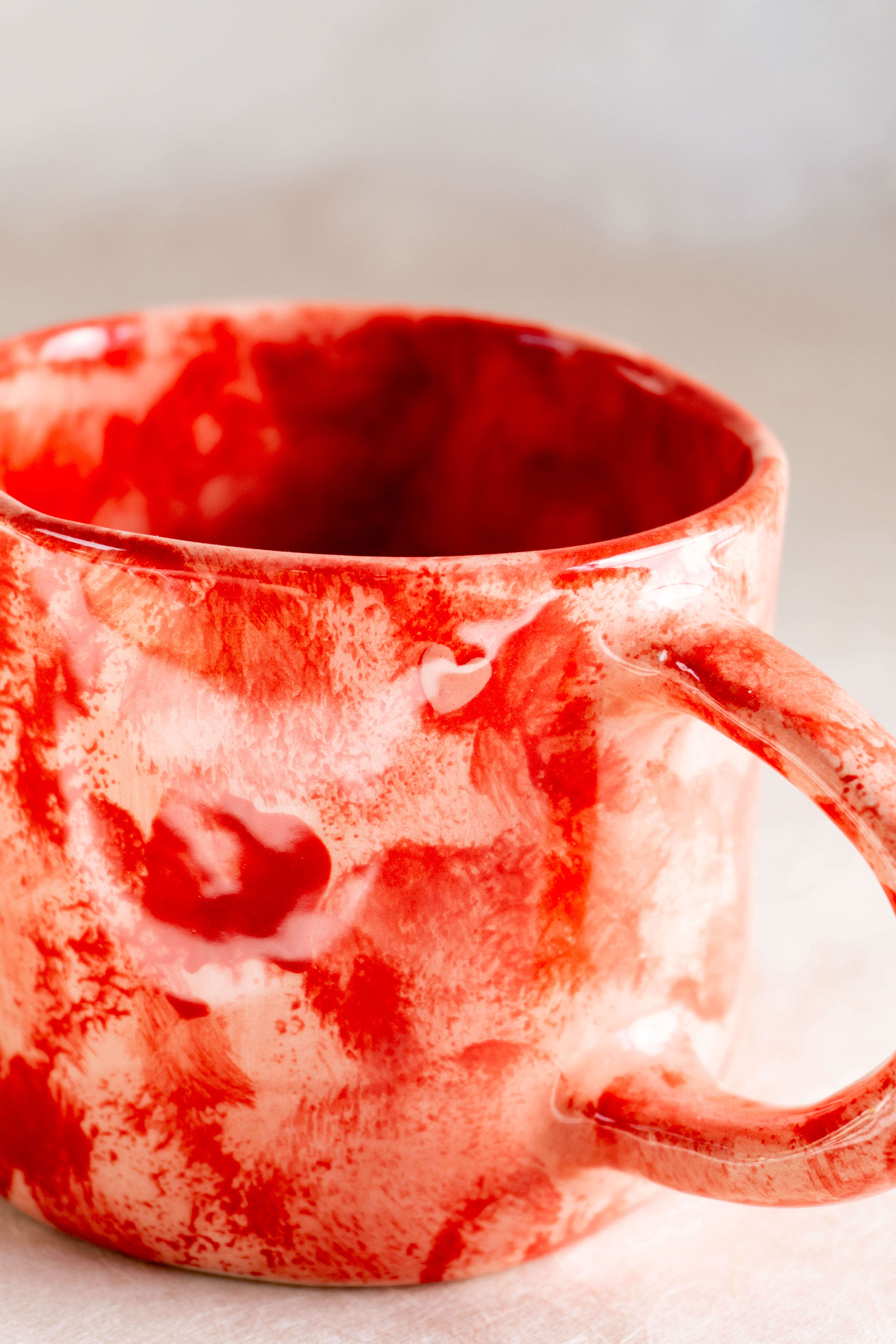 Tazza da latte rossa e rosa