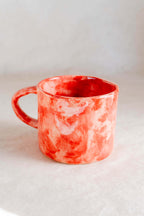 Tazza da latte rossa e rosa