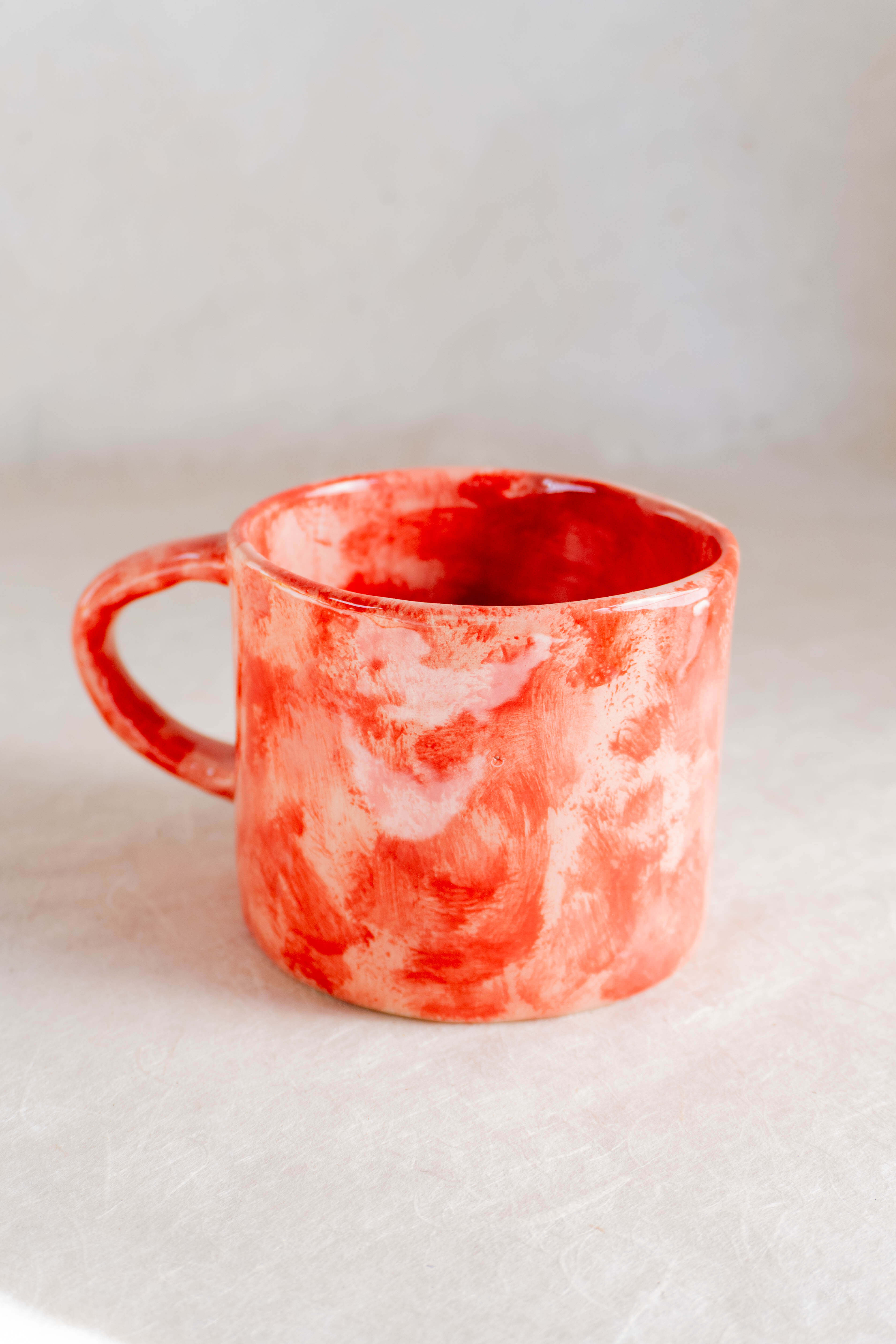 Tazza da latte rossa e rosa