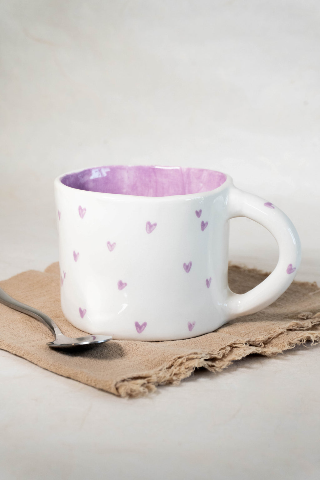 Tazza da latte cuori lilla