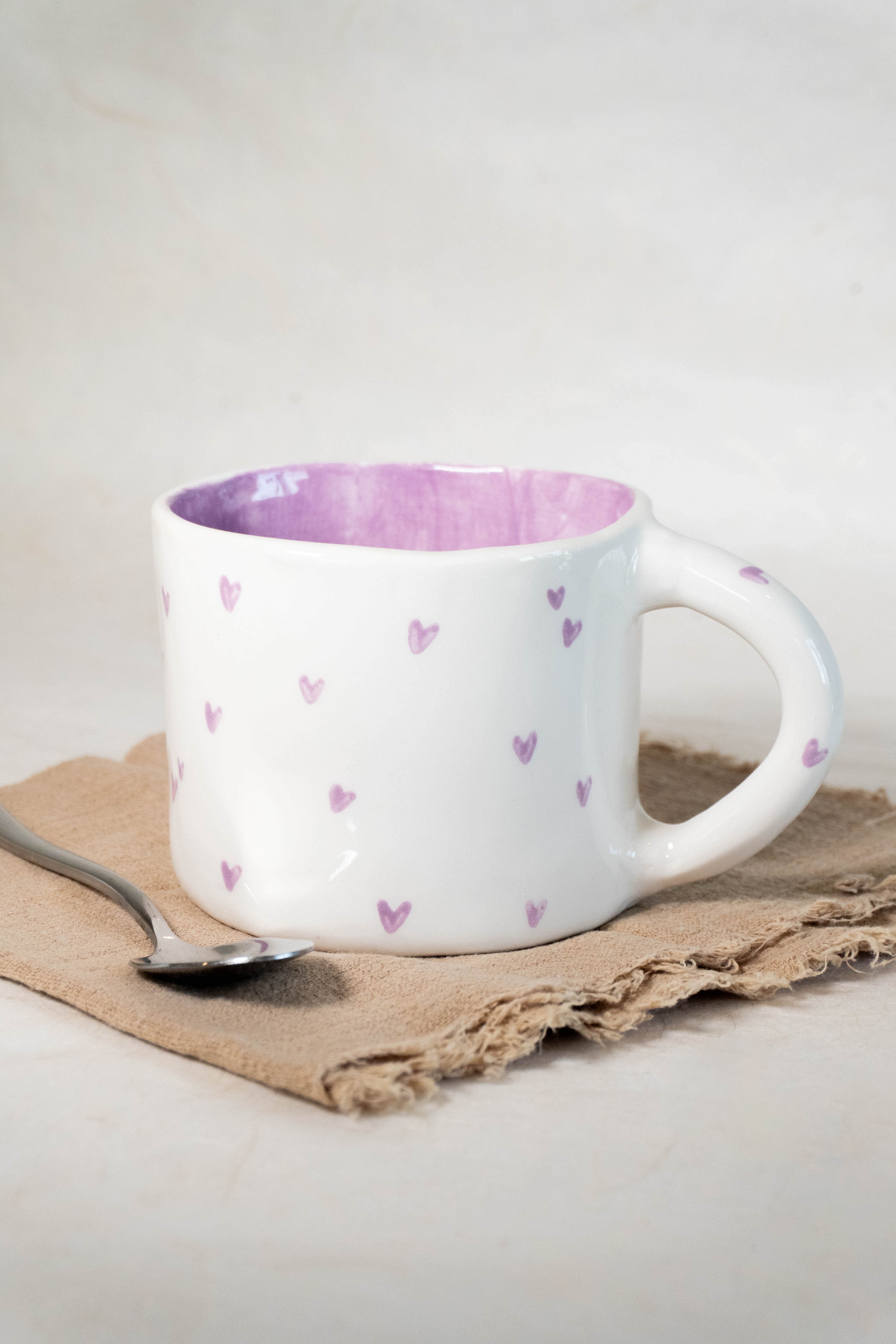 Tazza da latte cuori lilla