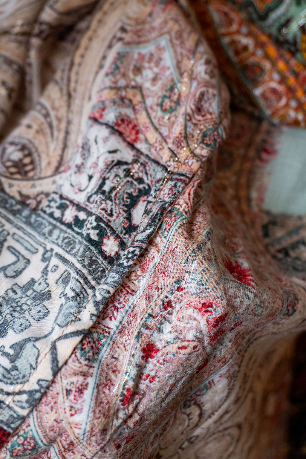 Camicia leggera con fantasia patchwork multicolor.