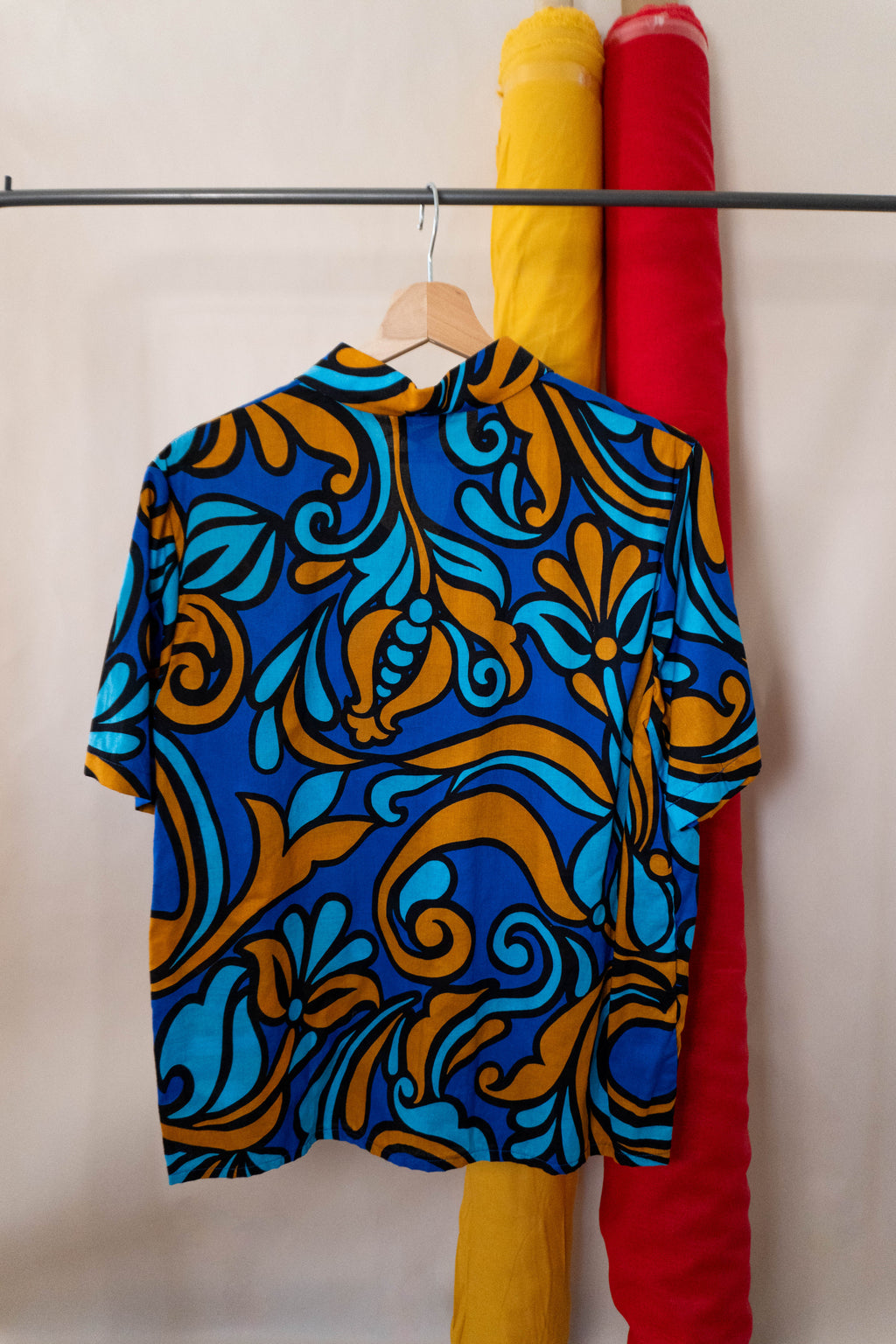 Camicia leggera con fantasia astratta blu