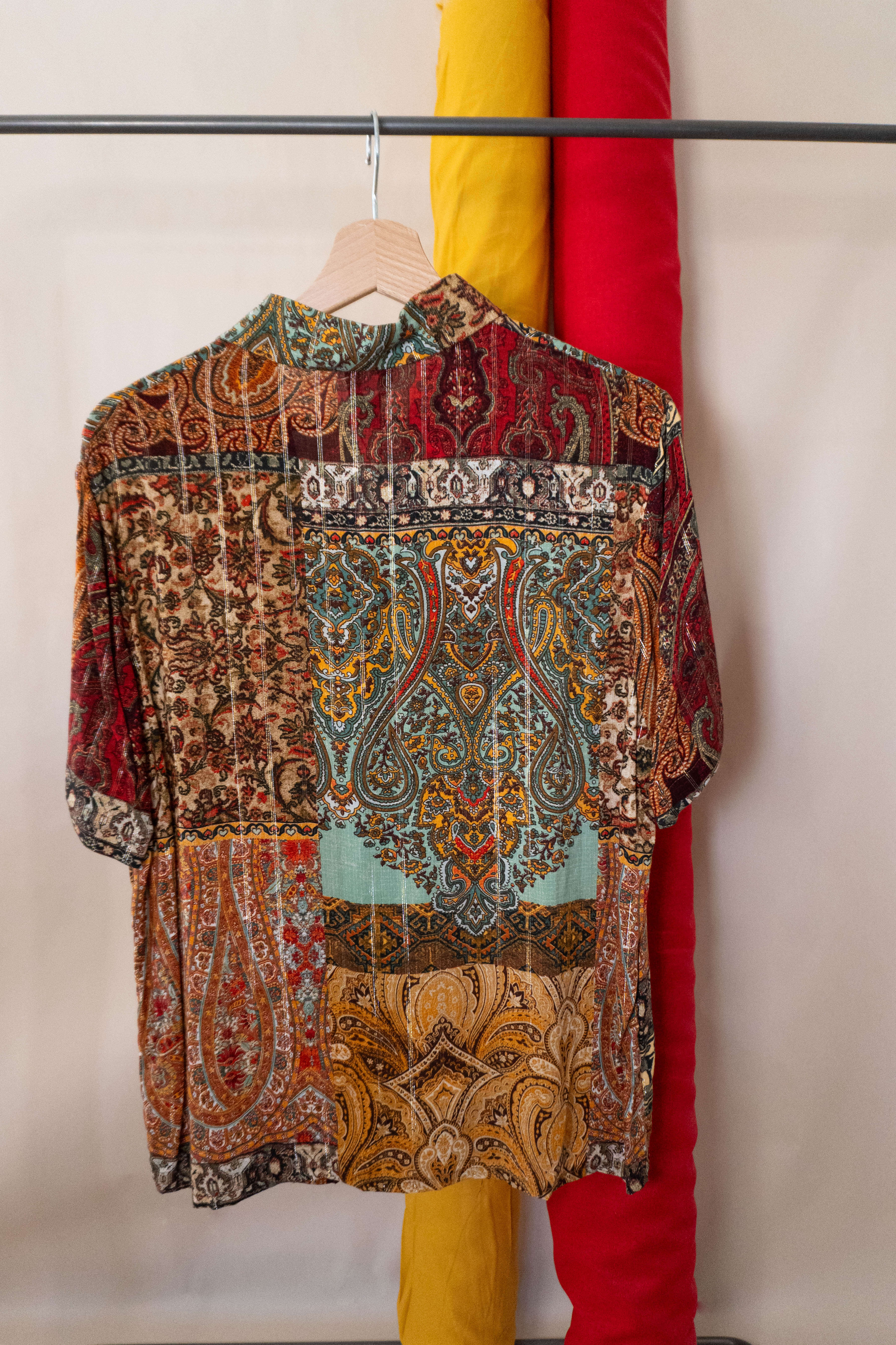 Camicia leggera con fantasia patchwork multicolor.