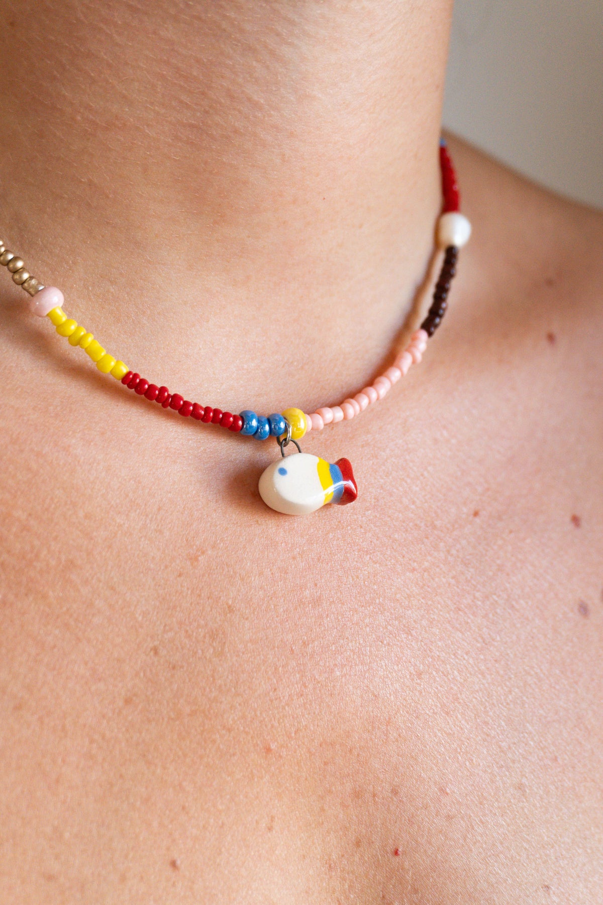 Collana con pesciolino rosso, petrolio e giallo