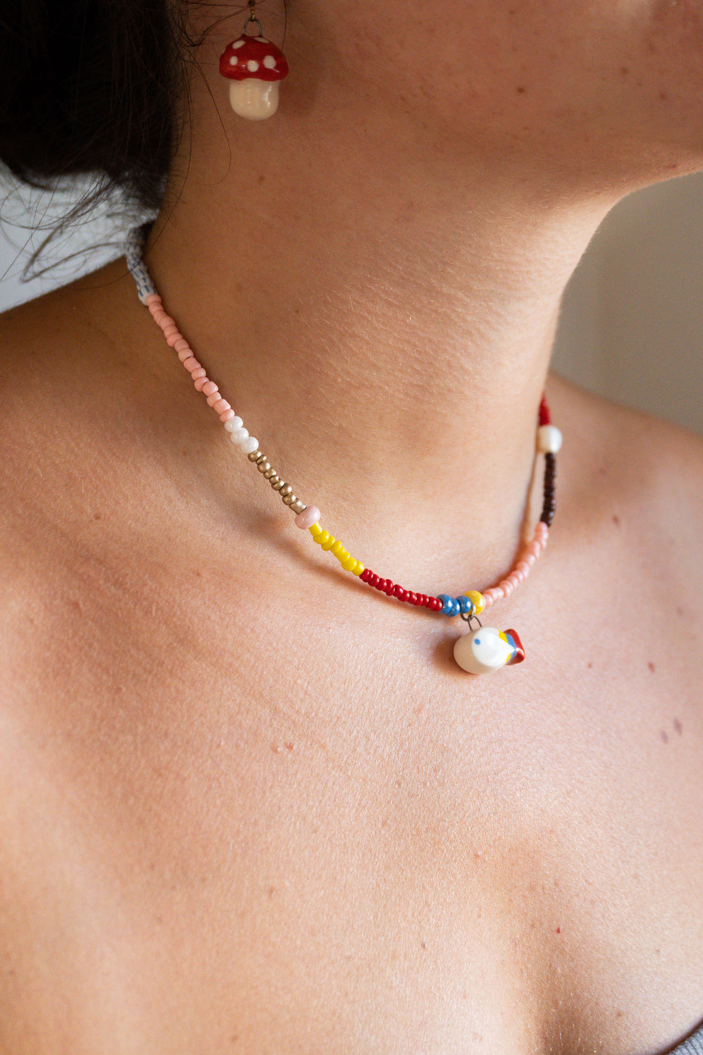 Collana con pesciolino rosso, petrolio e giallo