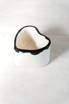 Vasetto a cuore con bordo colato nero
