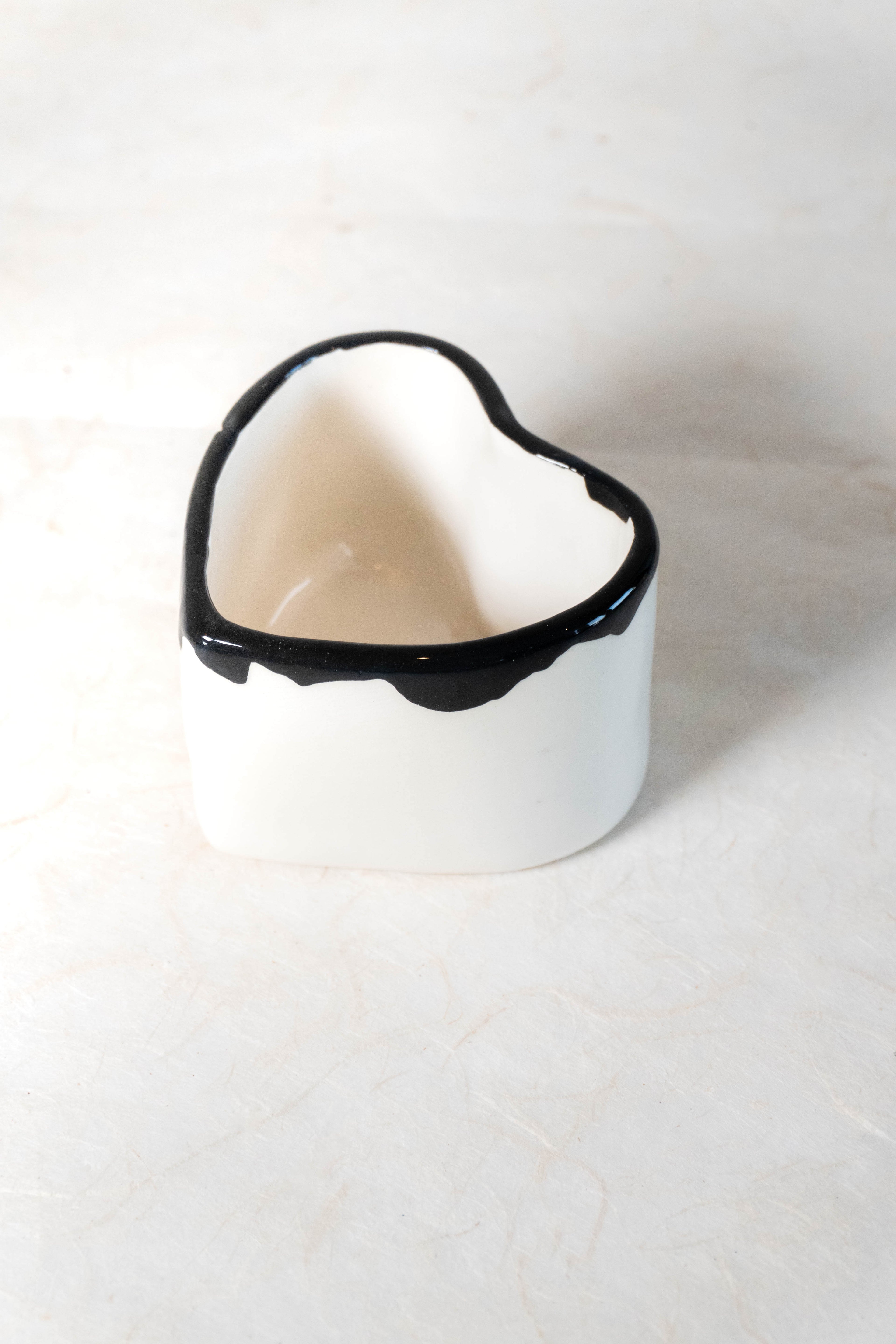 Vasetto a cuore con bordo colato nero
