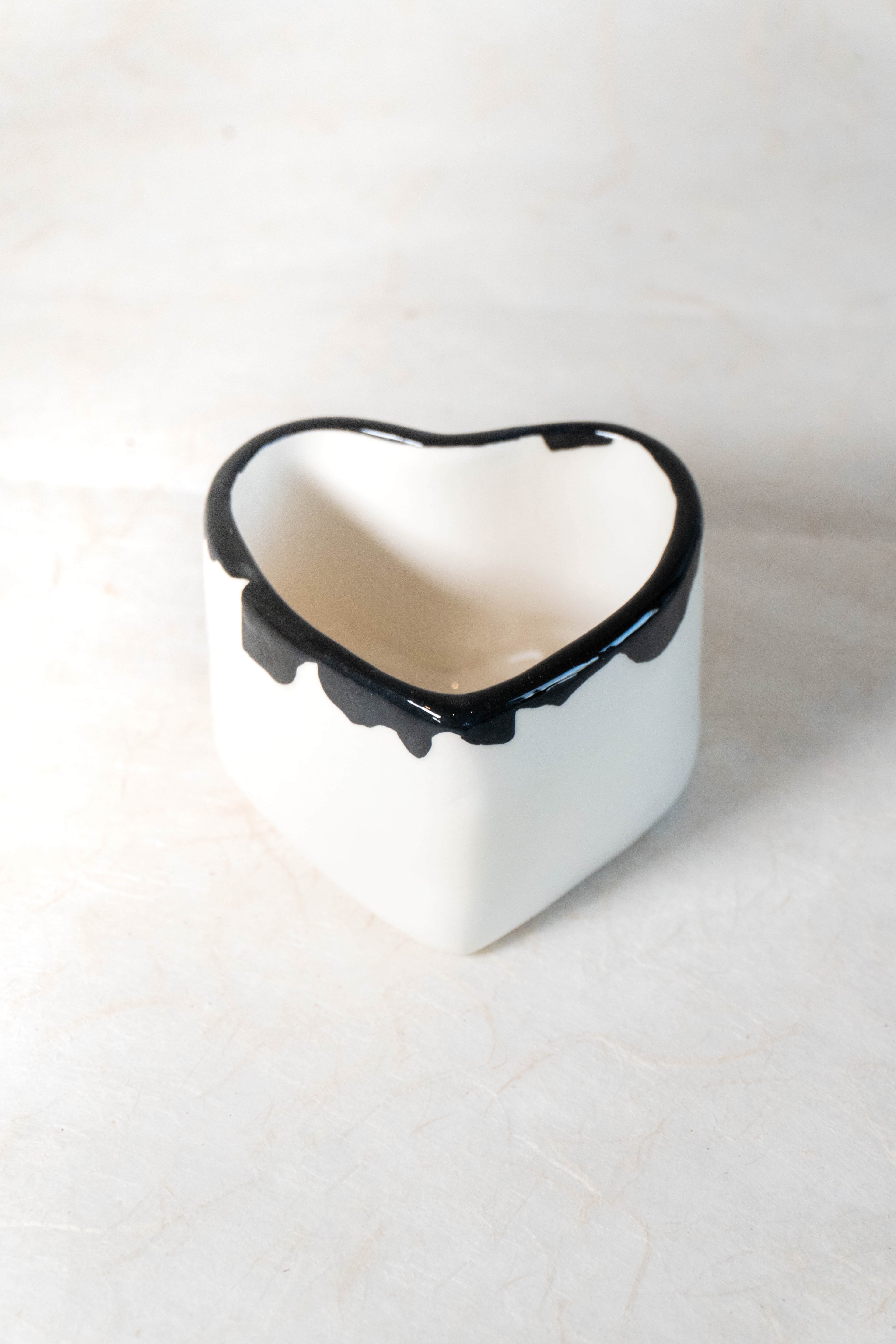 Vasetto a cuore con bordo colato nero
