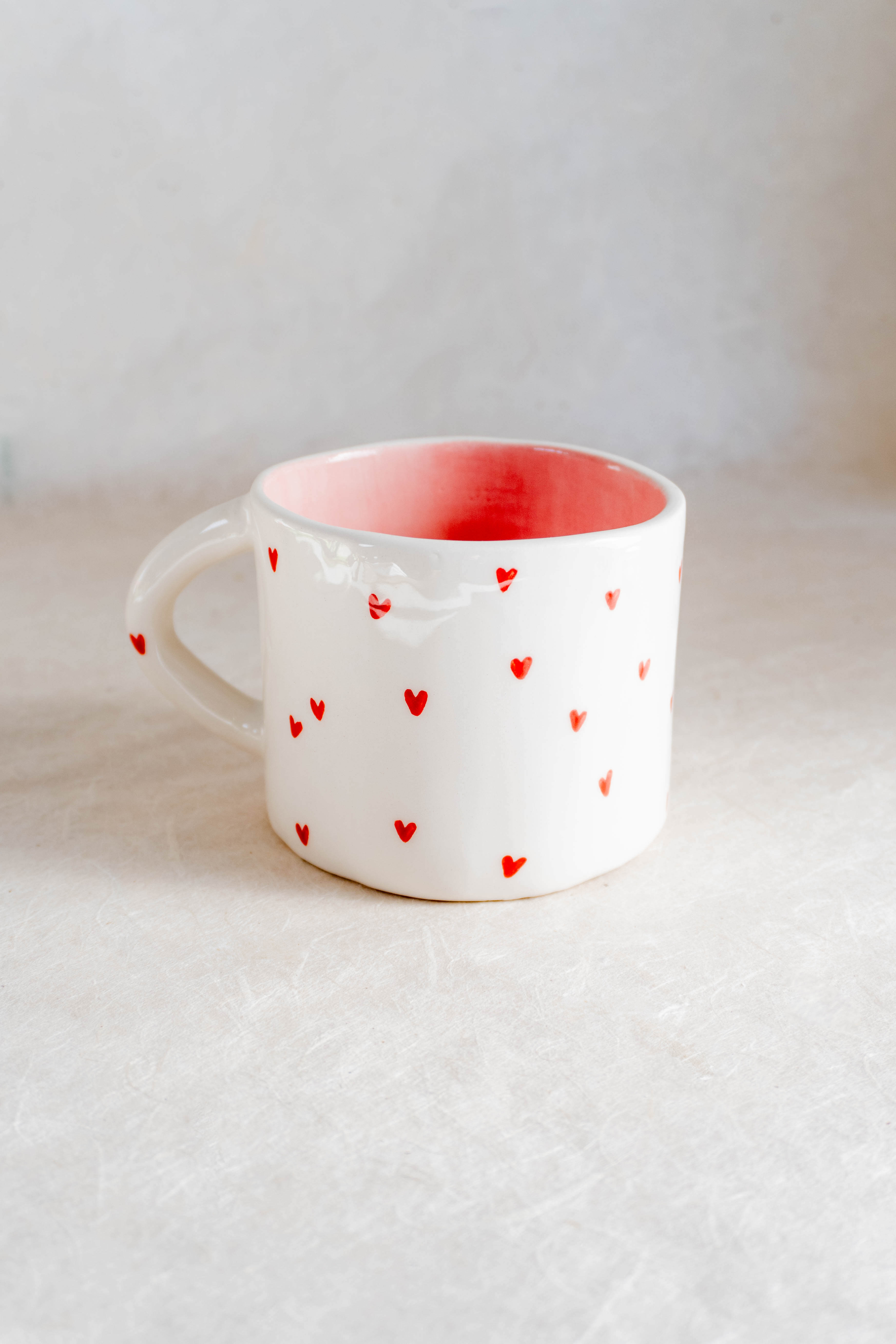 Tazza da latte cuori rossi