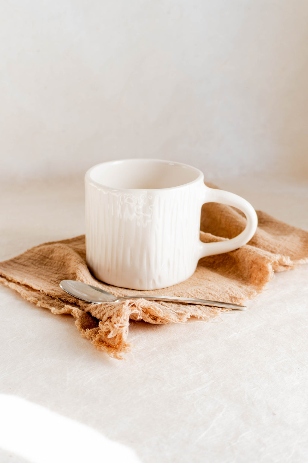 Tazza da latte con incisioni