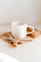 Tazza da latte con incisioni