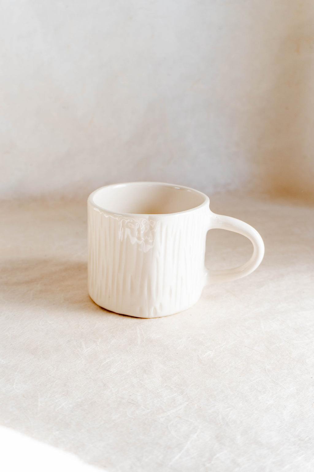Tazza da latte con incisioni