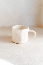 Tazza da latte con incisioni