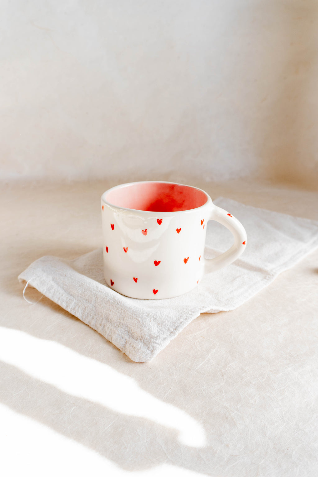 Tazza da latte cuori rossi
