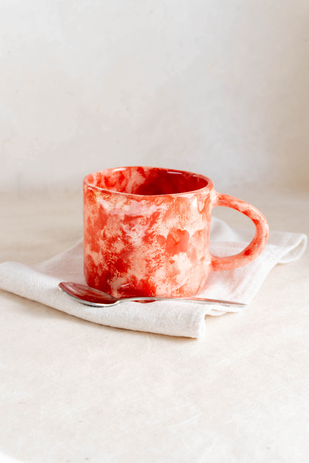 Tazza da latte rossa e rosa