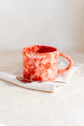 Tazza da latte rossa e rosa