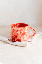 Tazza da latte rossa e rosa